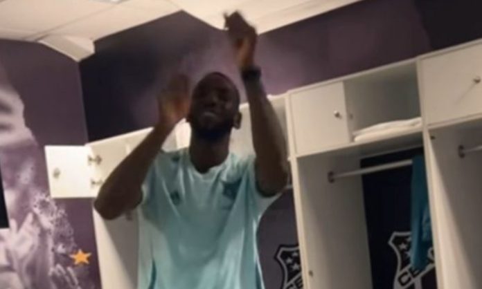 Bolasie fez dancinha após vitória do Cruzeiro sobre o Fortaleza