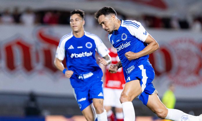 Eduardo marcou dois gols contra o Vila Nova