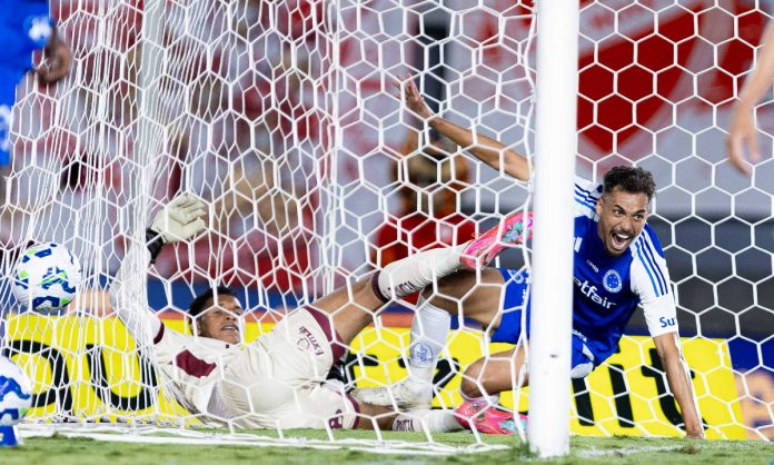 Eduardo marcou dois gols na vitória do Cruzeiro