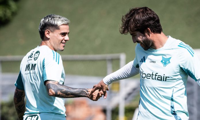 Fagner e Lucas Silva na preparação do Cruzeiro para o jogo com o Fortaleza.