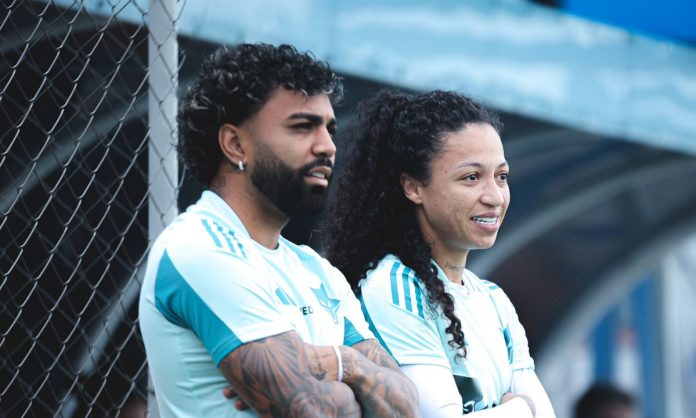 Gabigol em treino do Cruzeiro feminino Gabigol já acompanhou treinos das Cabulosas na Toca da Raposa II