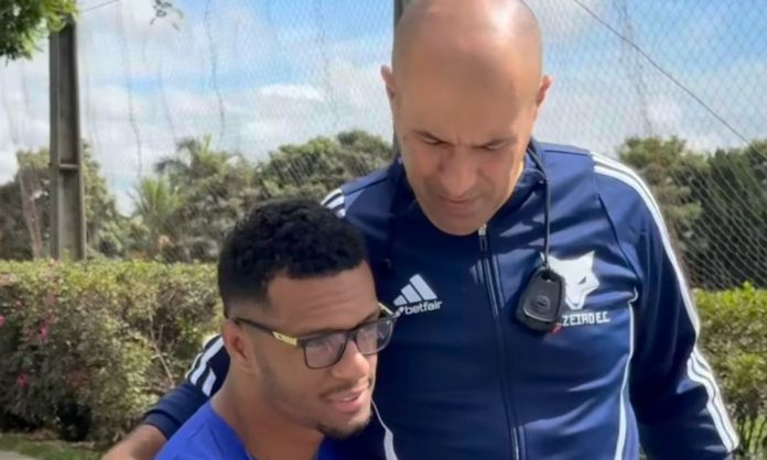 Gabrielzinho recebeu o carinho de Leonardo Jardim
