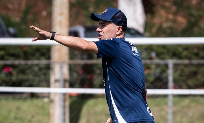 Leonardo Jardim definirá o time do Cruzeiro nesta quarta-feira