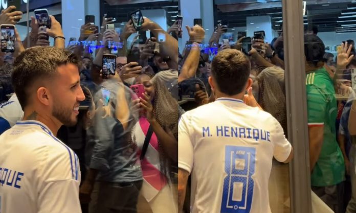 Matheus Henrique foi a atração no lançamento da loja