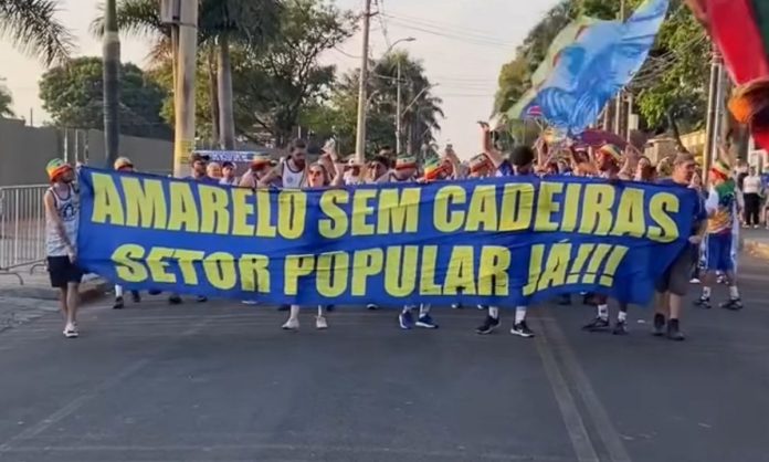 Torcedores do Cruzeiro fazem campanha para setor popular no Mineirão