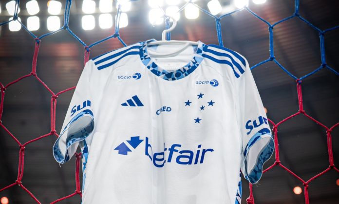 Uniforme do Cruzeiro no Castelão, em Fortaleza