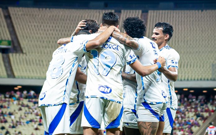 Time do Cruzeiro em jogo contra o Fortaleza (Foto: Samuel Andrade/Cruzeiro)