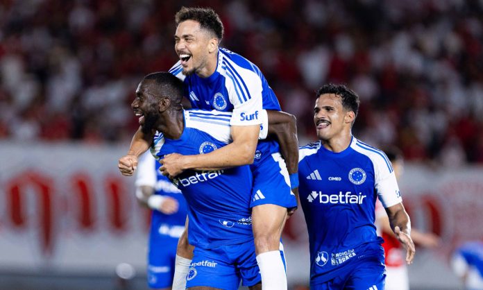 Bolasie e Kaiki comemoram gol de Eduardo contra o Vila Nova
