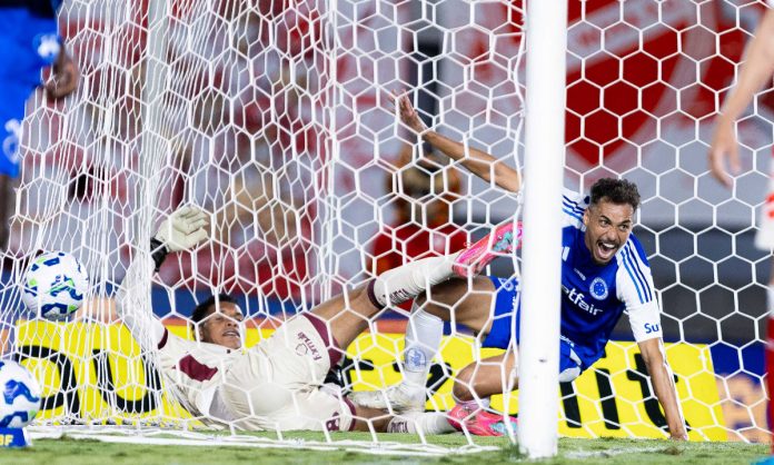 Eduardo marcou dois gols contra o Vila Nova