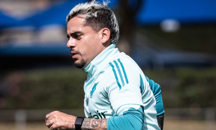 Fagner em treino do Cruzeiro na Toca da Raposa II
