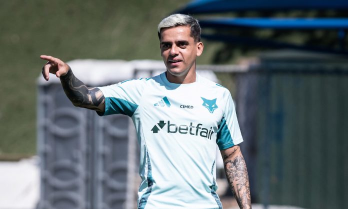 Fagner durante treino na Toca da Raposa II
