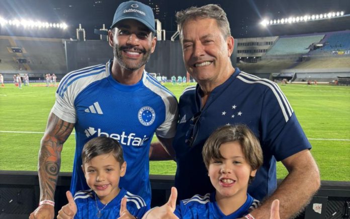 Gusttavo Lima em jogo do Cruzeiro no Serra Dourada, em Goiânia