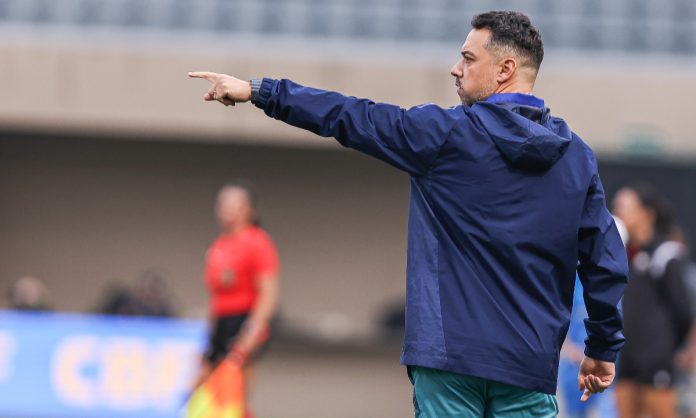 Jonas Urias, técnico das Cabulosas