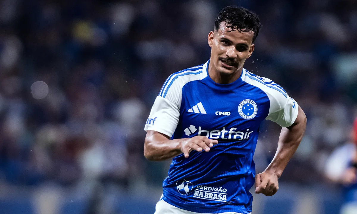 Kaiki, do Cruzeiro, levou o terceiro cartão amarelo, e está fora do jogo contra o Fluminense, no Maracanã, pelo Brasileirão da Série A 2025