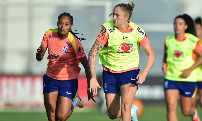 Isa Haas, do Cruzeiro, em treino da Seleção Brasileira