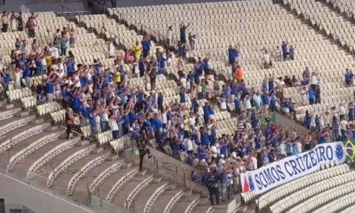 Torcida do Cruzeiro no Castelão, em Fortaleza