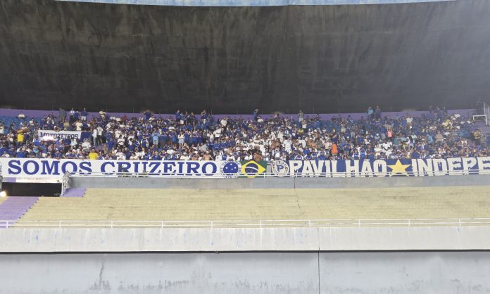 Torcida do Cruzeiro no Serra Dourada, em Goiânia