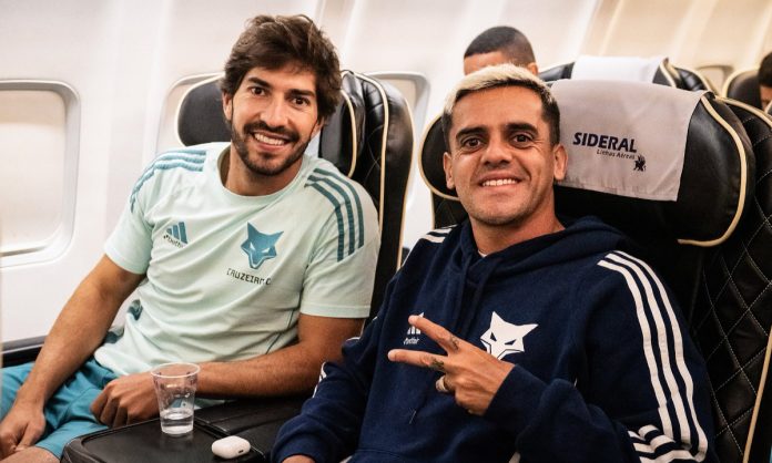 Fagner e Lucas Silva em voo do Cruzeiro para Fortaleza