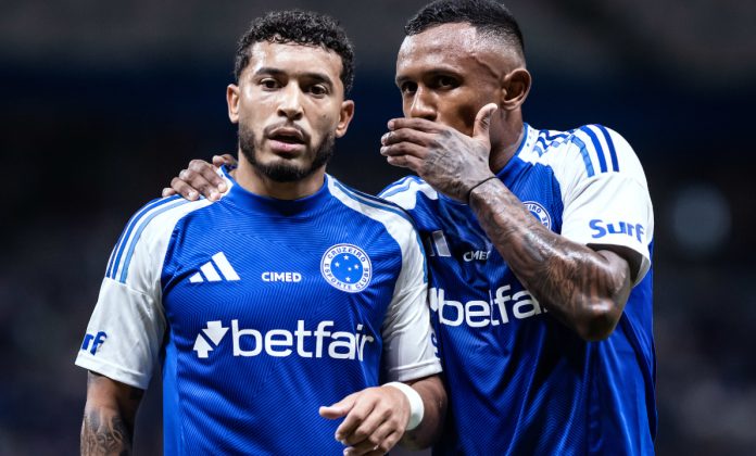 williammarquinhoscruzeiro William e Marquinhos conversam em jogo da Copa do Brasil