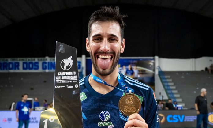 Alê renovou com o Sada Cruzeiro por mais uma temporada