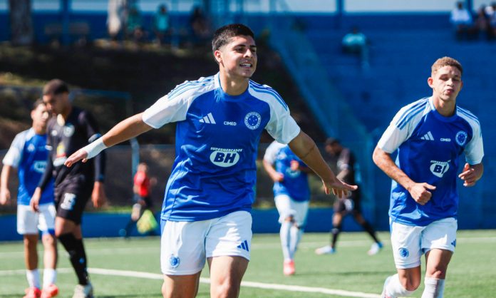 Baptistella, em comemoração de gol pelo Cruzeiro (Foto: Dan Costa/BHFOTO)