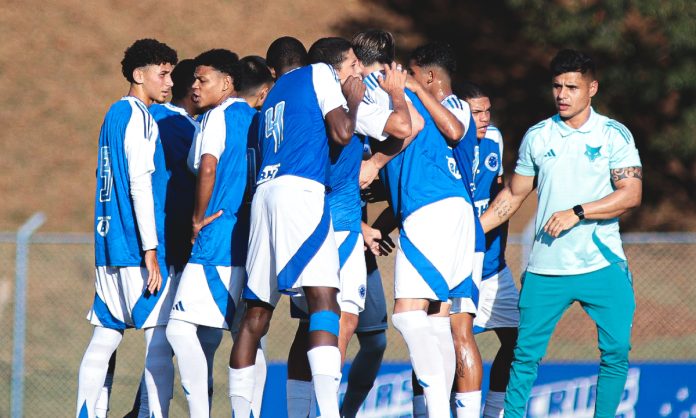 Cruzeiro Sub-17, em jogo na Toca da Raposa I.