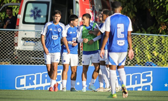 Baptistella marcou dois gols e deu uma assistência