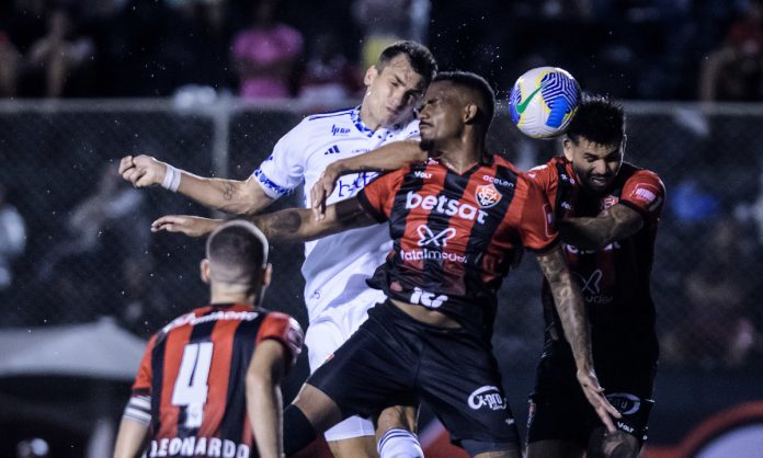 Dinenno marcou dois gols contra o Vitória