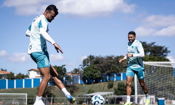 Fabrício Bruno e Wanderson em treino na Toca II