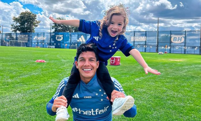 Lucas Romero e sua filha de cinco anos, Rufina, na Toca II. (Reprodução/Redes Sociais)