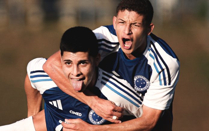 Baptistella, em comemoração de gol pelo Cruzeiro (Foto: divulgação/Cruzeiro)