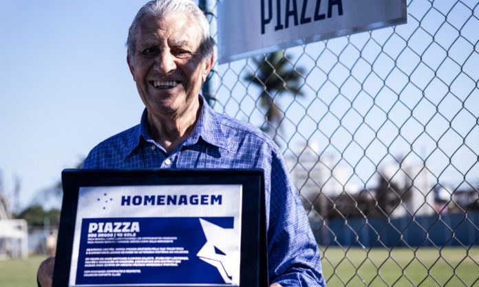 Piazza recebenco homenagem na Toca I (Divulgação/ Cruzeiro)