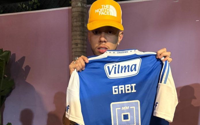 Rapper Teto ganhou uma camisa do Cruzeiro de Gabi (Foto: Reprodução/Instagram)