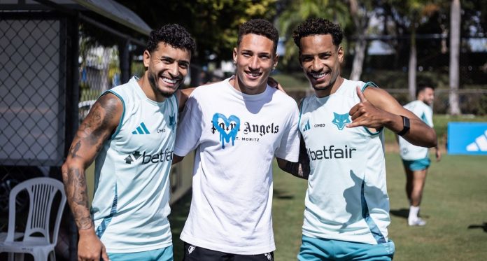 Robert, cria do Cruzeiro, ao lado de William e Matheus Pereira (Foto: Gustavo Aleixo/Cruzeiro)