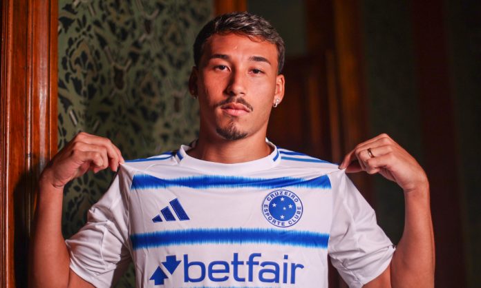 Japa com a nova camisa branca do Cruzeiro