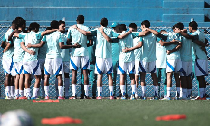 Jogadores do Sub-20 do Cruzeiro reunidos antes de jogo
