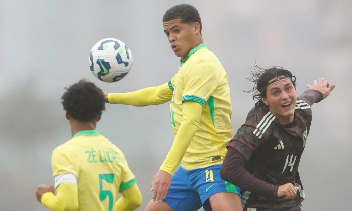 Kauã Prates em joga da Seleção Brasileira Sub-17 contra o México