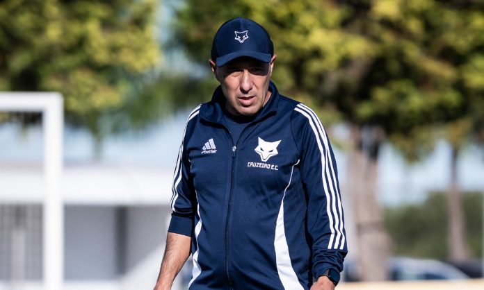 Leonardo Jardim observa treino do Cruzeiro Leonardo Jardim, técnico do Cruzeiro durante treino antes das férias