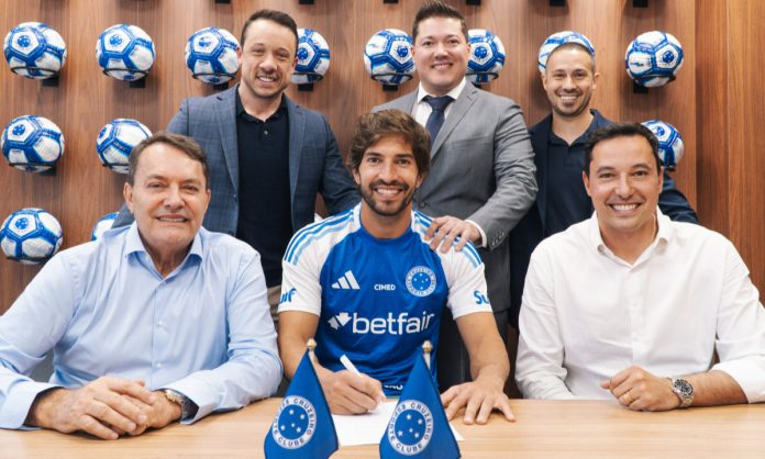 Lucas Silva em renovação contratual