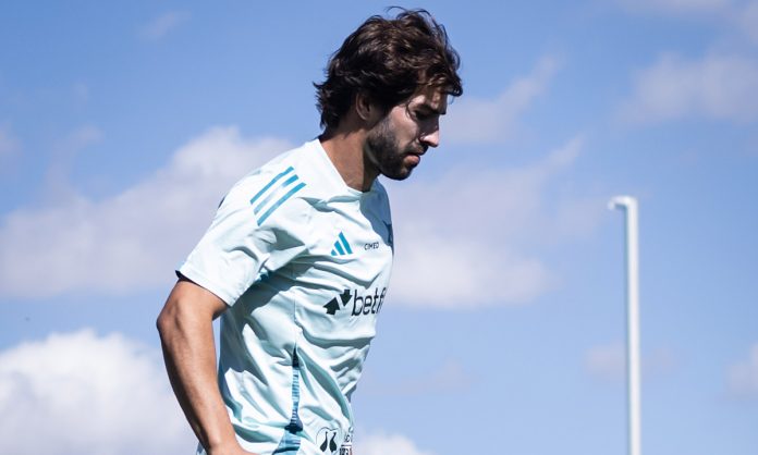 Lucas Silva em treino na Toca da Raposa II