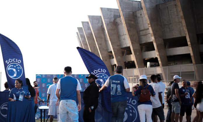 Torcida do Cruzeiro no Mineirão Torcedores do Cruzeiro na esplanada do Mineirão