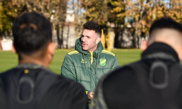Mariano Soso em conversa com jogadores do Defensa