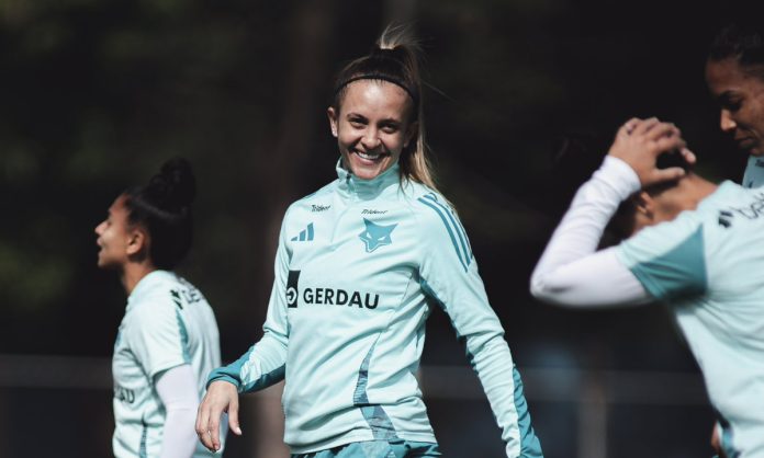 Vitória Calhau, zagueira do time feminino do Cruzeiro