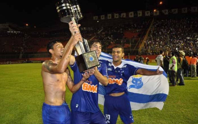 Jogadores do Cruzeiro celebram título de 2013 no Barradão