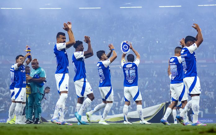 Jogadores do Cruzeiro em jogo contra o Palmeiras, no Mineirão