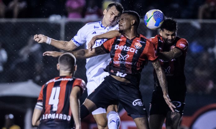 dinennocruzeirovitória Dinenno saiu do banco para deixar tudo igual contra o Vitória