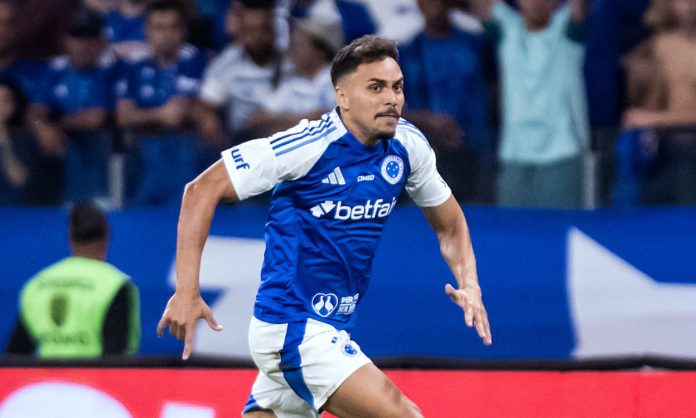 Eduardo em ação pelo Cruzeiro contra o Palmeiras, no Mineirão