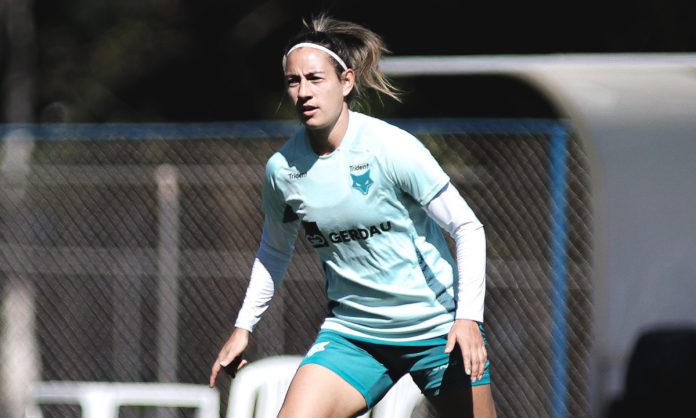 Fabíola Sandoval em treino do Cruzeiro, na Toca I