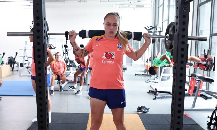 Isa Haas, do Cruzeiro, em treino da Seleção, na França