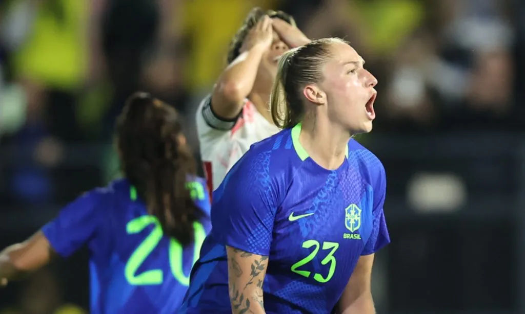 Isa Haas vibra em jogo da Seleção contra o Japão